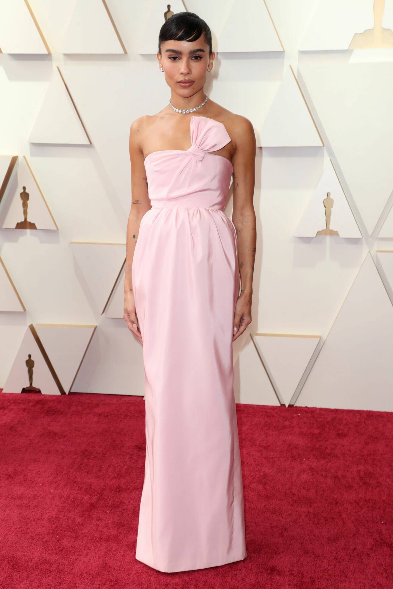 Zoe Kravitz i rosa klänning med rosett på Oscarsgalan 2022